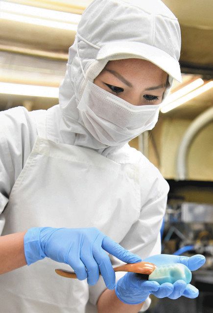 真剣な表情で和菓子と向き合う石川未紗さん＝愛知県豊橋市で