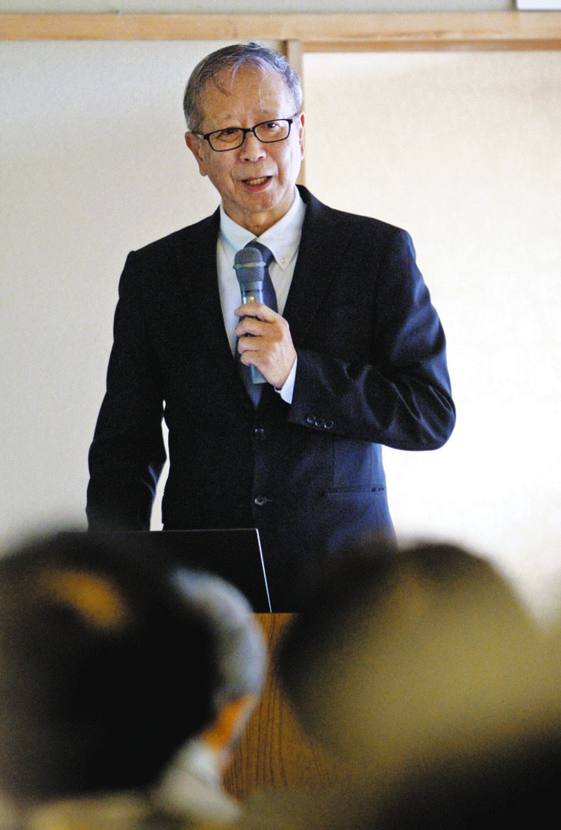 戦争の記憶継承の方法を説く荒堀さん＝津市広明町で