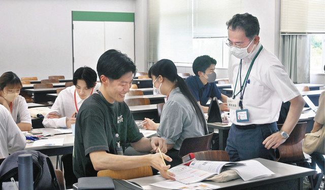 浦上さん（右）から意見をもらいグループで討論を進める学生たち＝永平寺町の県立大永平寺キャンパスで 