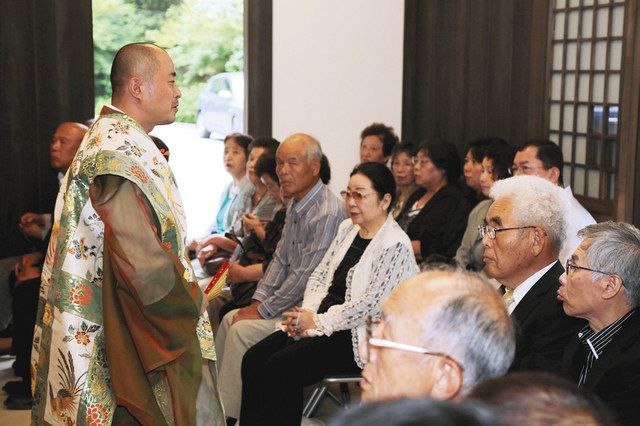 鱒供養の法要をする近藤住職（左）＝米原市上丹生の松尾寺で（同寺提供） 