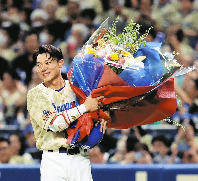 通算2000安打を達成し、花束を手に笑顔の大島＝２６日、バンテリンドームナゴヤで（榎戸直紀撮影）