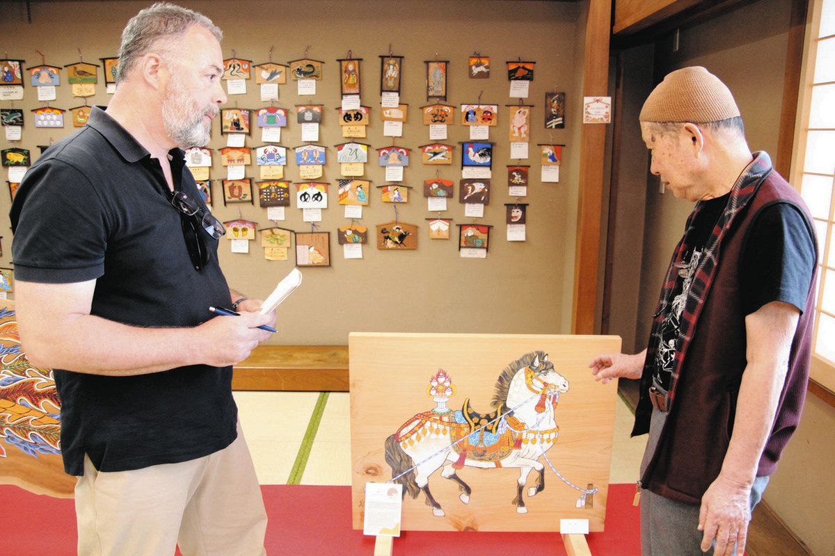 絵馬師・岩田義一の手描きの犬が可愛らしい超絶特大の絵馬 世界平和 仏の研究者、絵馬文化に感動 郡上に工房構える岩田さんの作品など取材