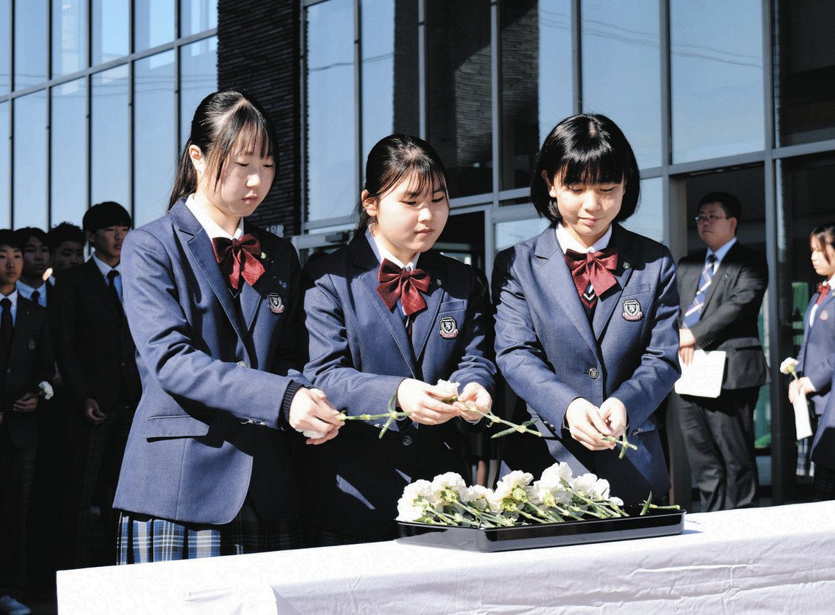 戦争の痛ましさを次世代につなぐ 浜松修学舎で空襲犠牲者に献花：中日 