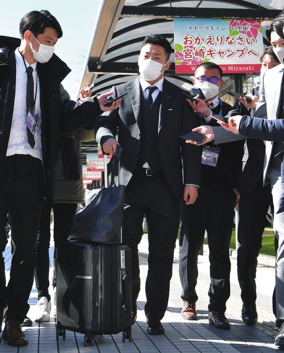 宮崎空港に到着し、記者の質問に答える巨人・浅野