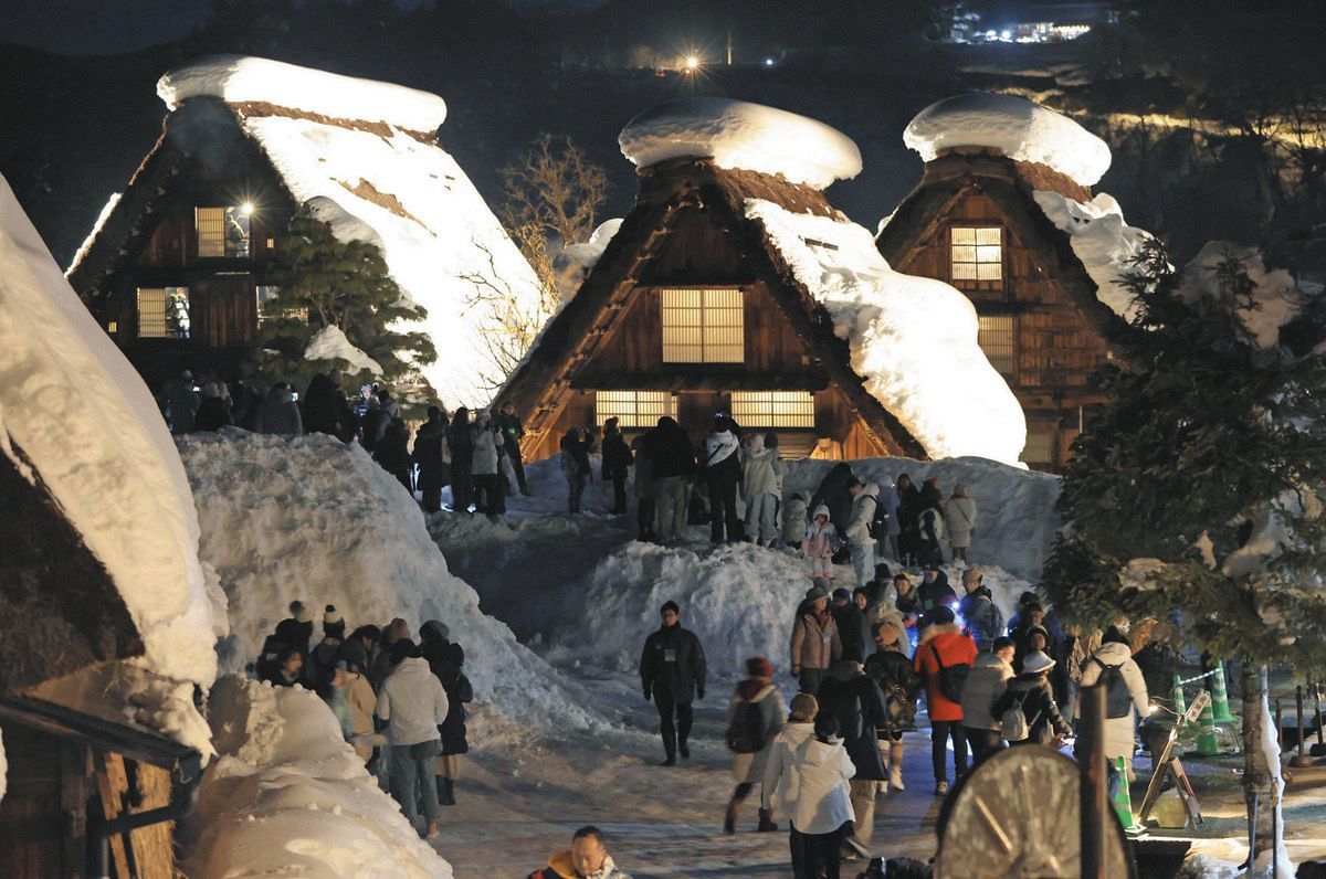 雪と光の幻想的な共演 世界遺産・白川郷の合掌造り集落で恒例のライト