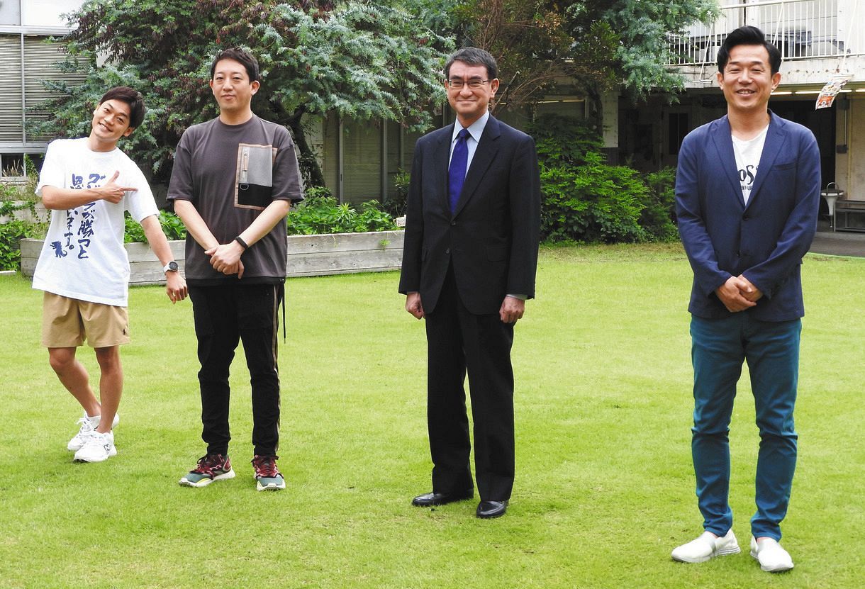 ワクチン接種後、取材に応じる（左から）おばたのお兄さん、高橋茂雄、ヒデ（右端）と、視察に訪れた河野太郎・新型コロナウイルスワクチン接種担当相