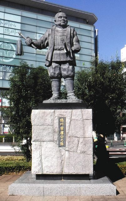 来年の「大河」備えお色直し JR静岡駅北口前の家康公像：中日新聞