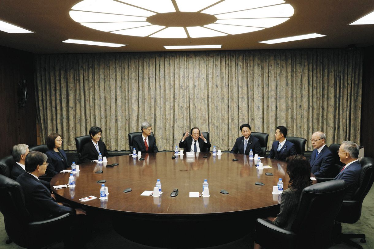 金融政策決定会合に臨む日銀の植田総裁（中央）ら。日銀は物価上昇率が目標としてきた2％に到達したとの判断を示した＝30日午前、日銀本店