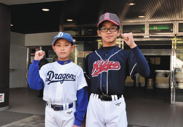 ドラゴンズとバファローズの選手に花束を手渡した山口君（左）と細川君＝刈谷市の刈谷球場で