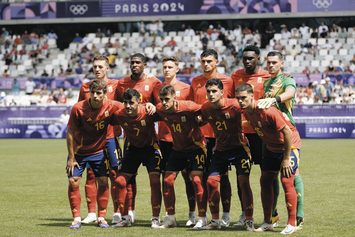 【レア】東京オリンピック　パラリンピック　スペイン代表　ポロシャツ　サッカー 国際大会の経験でスペイン、有利？ 現地紙分析、対戦する日本へは
