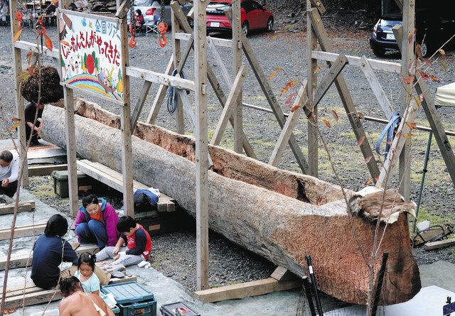 「縄文大工」雨宮さんと子どもらが丸木舟を手作り 静岡市でイベント:中日新聞しずおかWeb