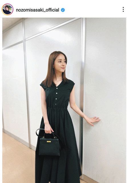◇佐々木希、黒のワンピースすがたが気品あふれる【写真】：中日