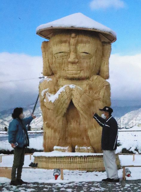 昔話のよう」 鈴鹿、かさ地蔵に雪：中日新聞Web
