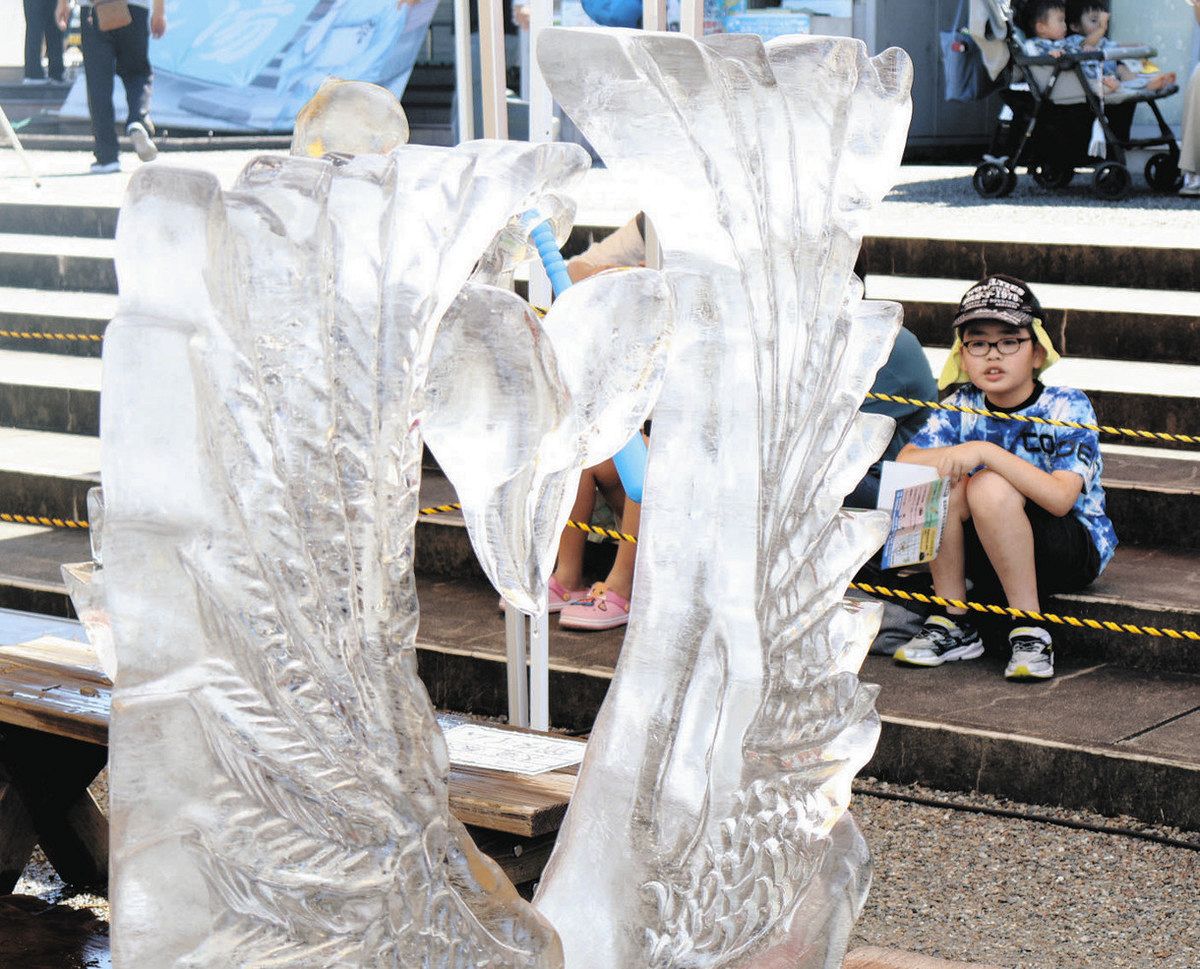 氷の彫刻制作、華麗な手さばき 道の駅池田温泉で実演：中日新聞Web