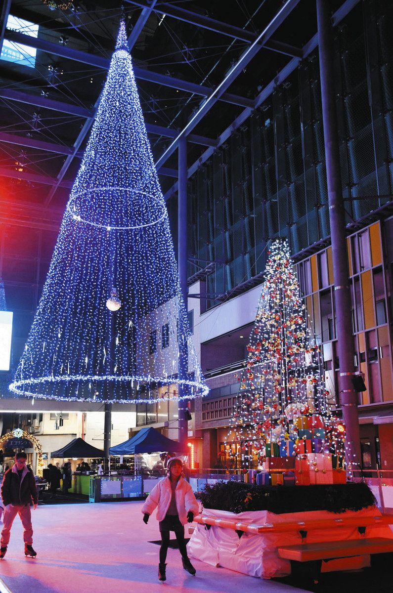 キラキラツリーの下 スイスイ スケート 総曲輪、リンク始まる：北陸中