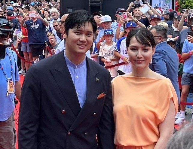 大谷翔平と真美子夫人（阿部太郎撮影）