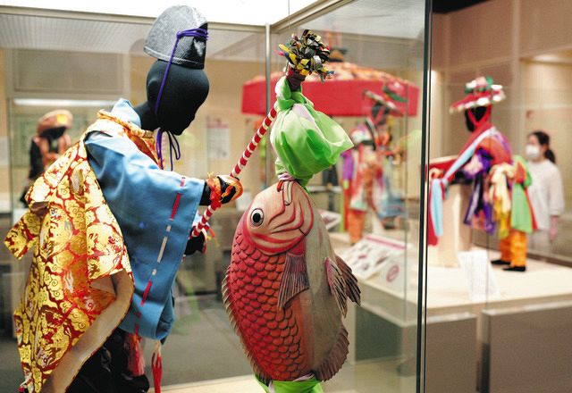 踊りで使われる衣装や道具を展示する会場＝栗東市小野の栗東歴史民俗博物館で