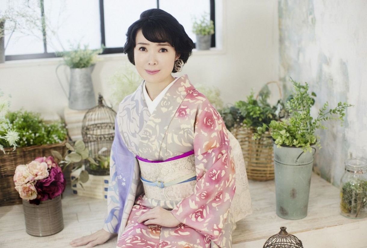 田川寿美、新曲「下田の椿」ビジュアルを解禁 ピンクと藤色とベージュ