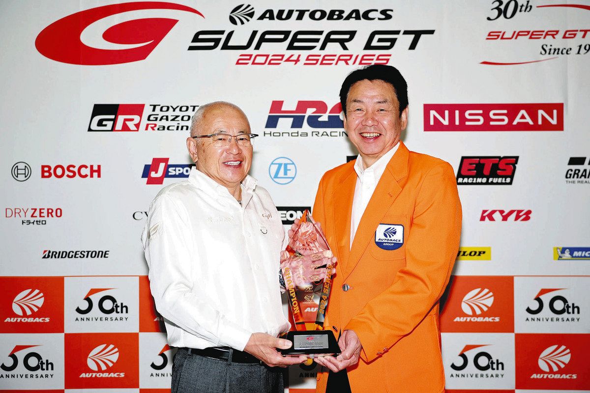 会見でチャンピオントロフィーを披露する坂東GTA代表（左）とオートバックスセブンの小林会長
