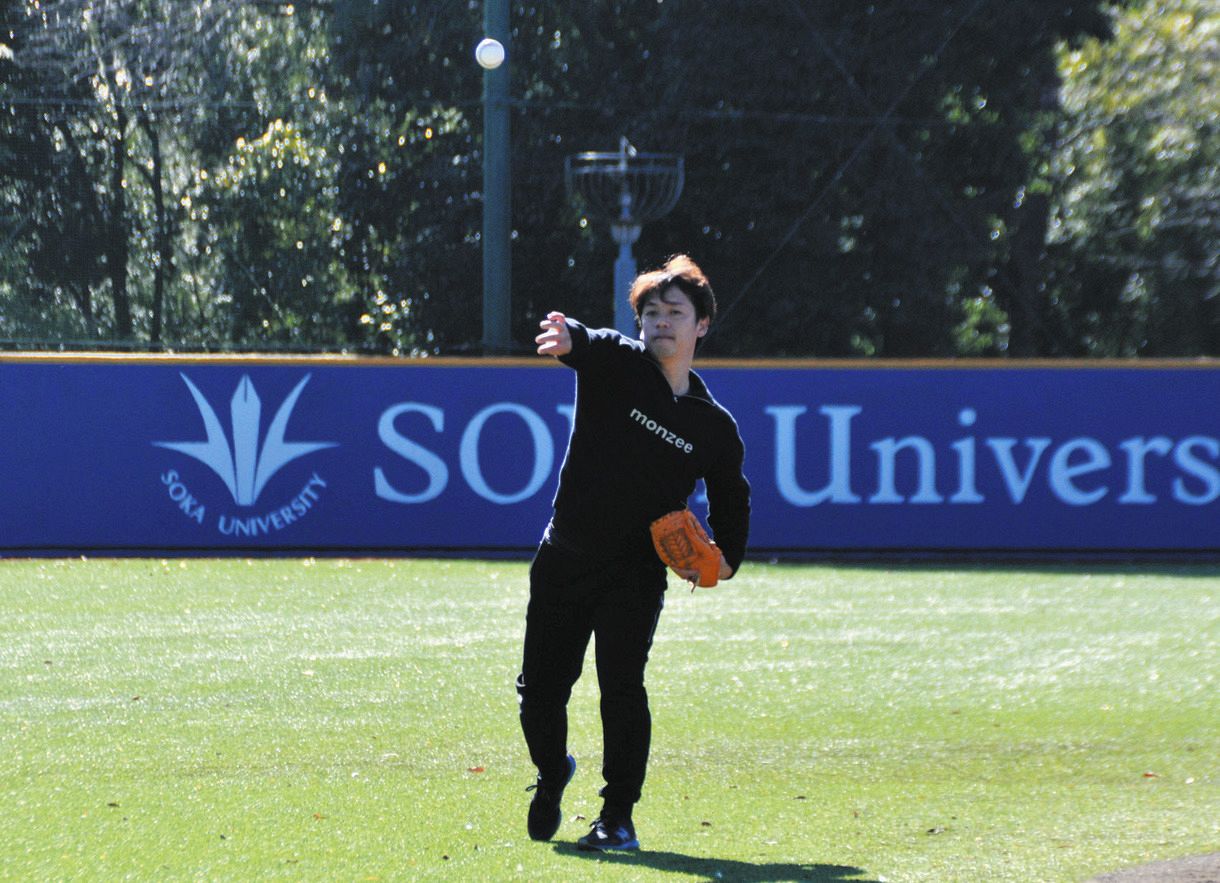 ヤクルト】小川泰弘が母校・創価大で始動 セ3連覇へ…色紙には「感」の