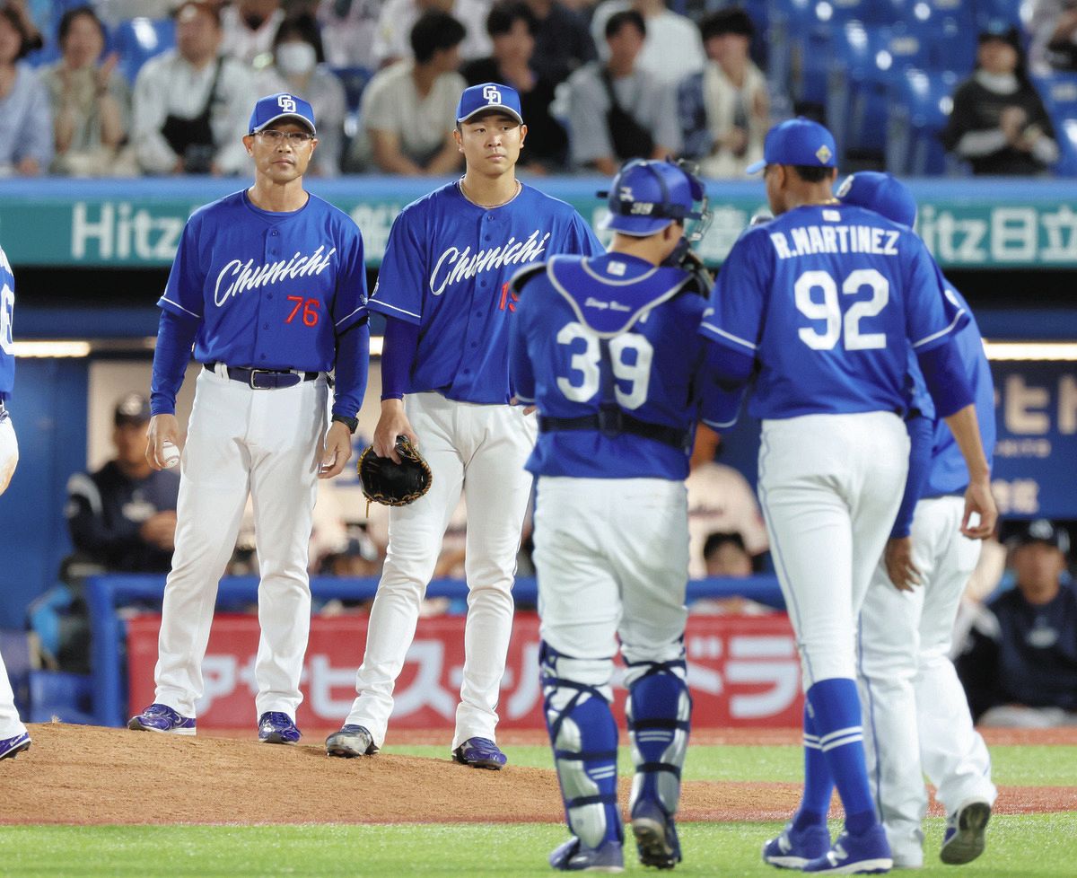９回、マルティネス（９２）と交代する高橋宏（左から２人目）