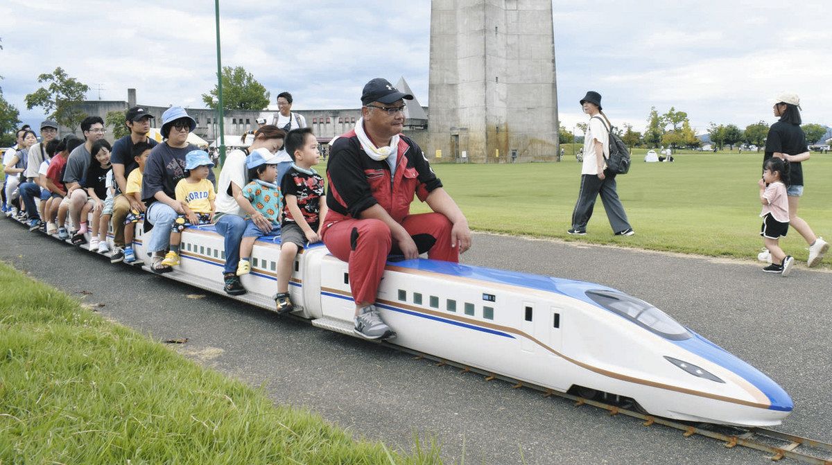 北陸新幹線「気分が爽快」 小矢部でミニSLフェスタ ：北陸中日新聞Web