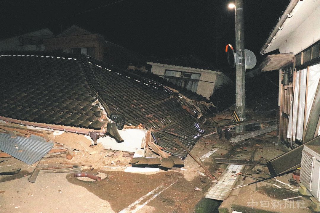 ä½•è»’ã‚‚ã®å®¶ãŒæŠ˜ã‚Šé‡ãªã‚‹ã‚ˆã†ã«å€’ã‚Œã¦ã„ã‚‹ä¸€è§’ï¼çŸ³å·çœŒèƒ½ç™»ç”ºéµœå·ã§
