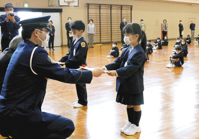 大島小学校の新入生に交通安全下敷き 若狭交通安全協会と小浜署が贈呈 中日新聞web