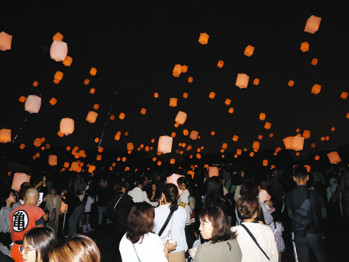 ランタン、夜空にふわりと無数の光 あまで「フェス」：中日新聞Web