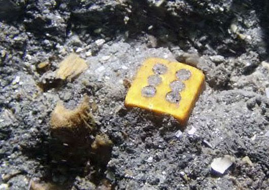 　鎌倉時代の元寇船から見つかったサイコロのような物＝２１日、長崎県松浦市の鷹島沖（松浦市教育委員会提供）