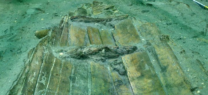 　長崎県松浦市の鷹島沖で確認された元寇船の船尾＝２４日（松浦市教育委員会提供）