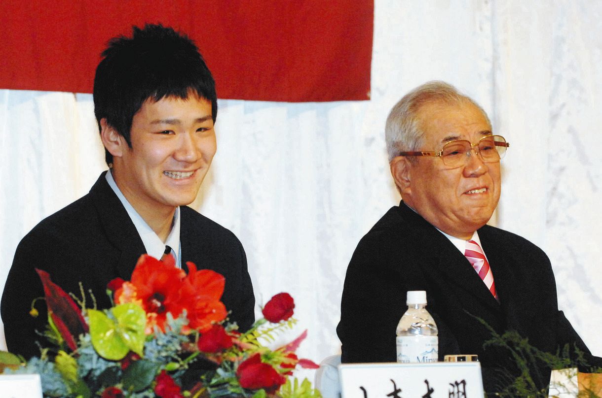 入団会見に臨み、野村監督（右）の横で笑顔を見せる田中将大投手=2006年撮影
