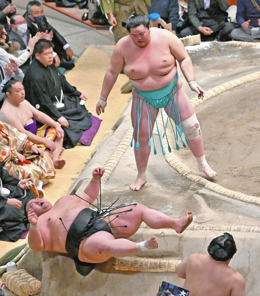 琴ノ若（上）が押し倒しで貴景勝を破る