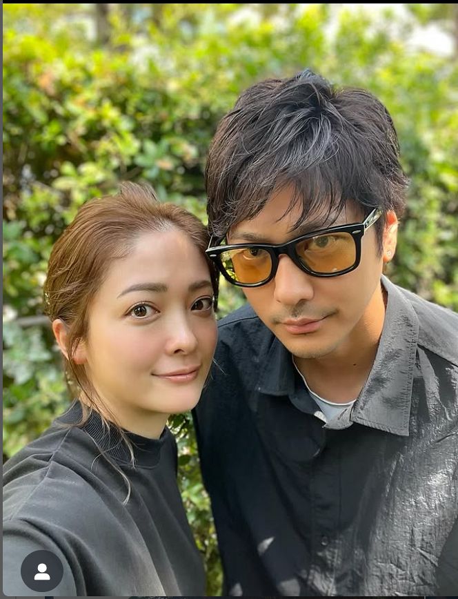 ◇仲睦まじく黒コーデで寄り添う速水もこみちと平山あや【写真】：中日