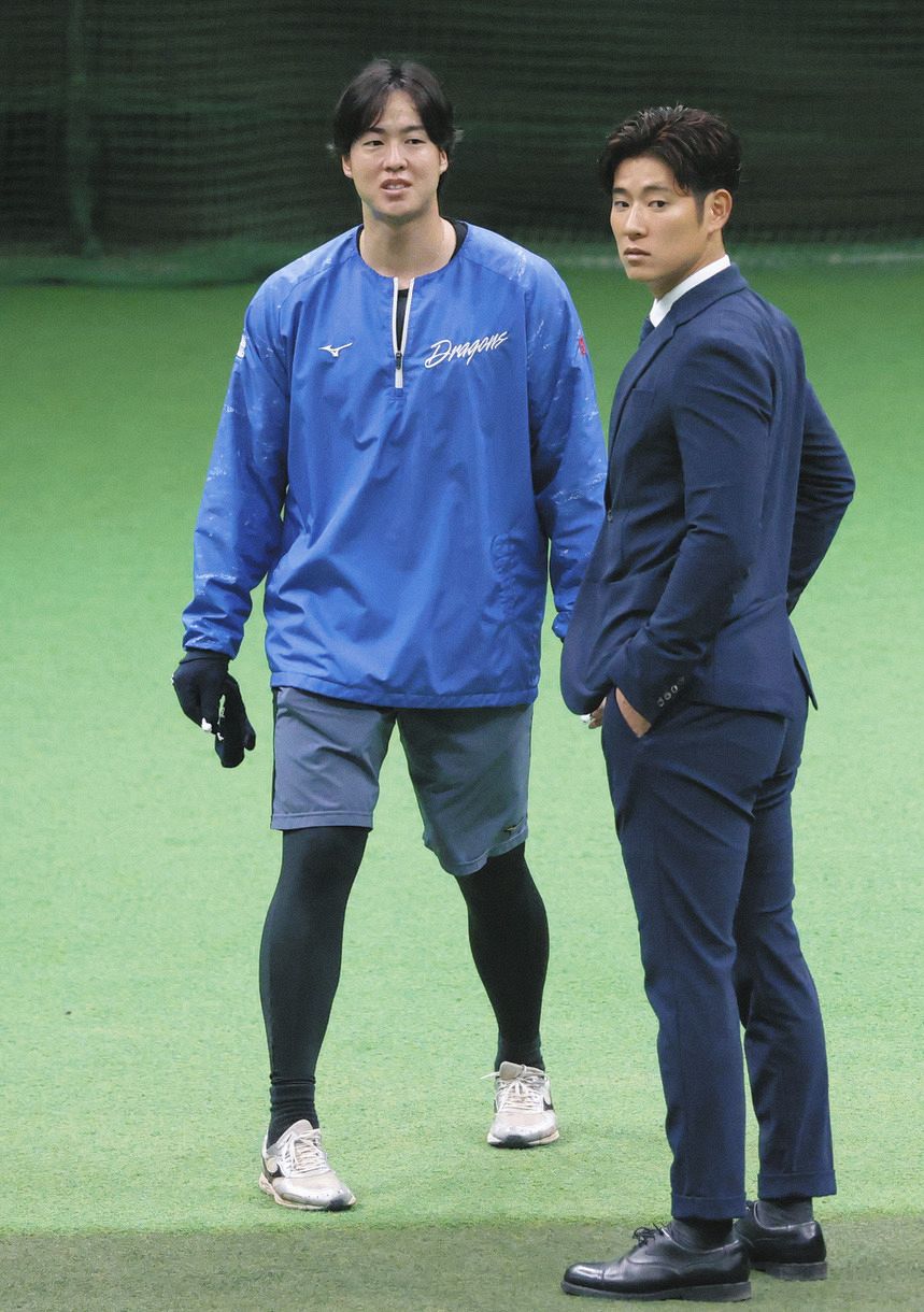 契約更改交渉に訪れた上林（右）と言葉を交わす梅津