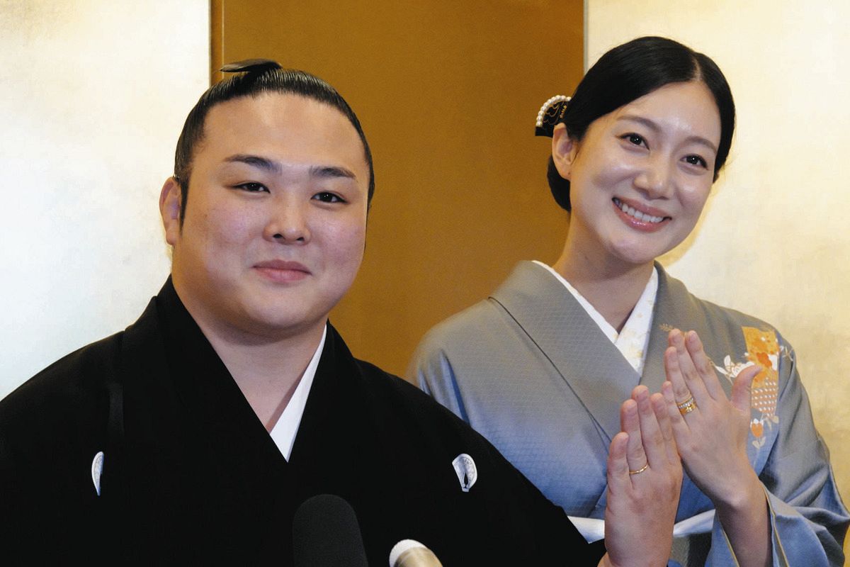 結婚指輪を披露する炎鵬（左）と妻の美希さん