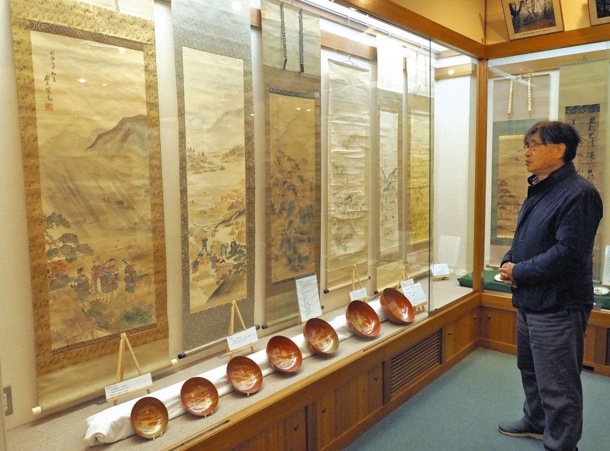 長浜で江戸期の四季の農耕図を展示 馬場さん収集の掛け軸や椀、皿：中