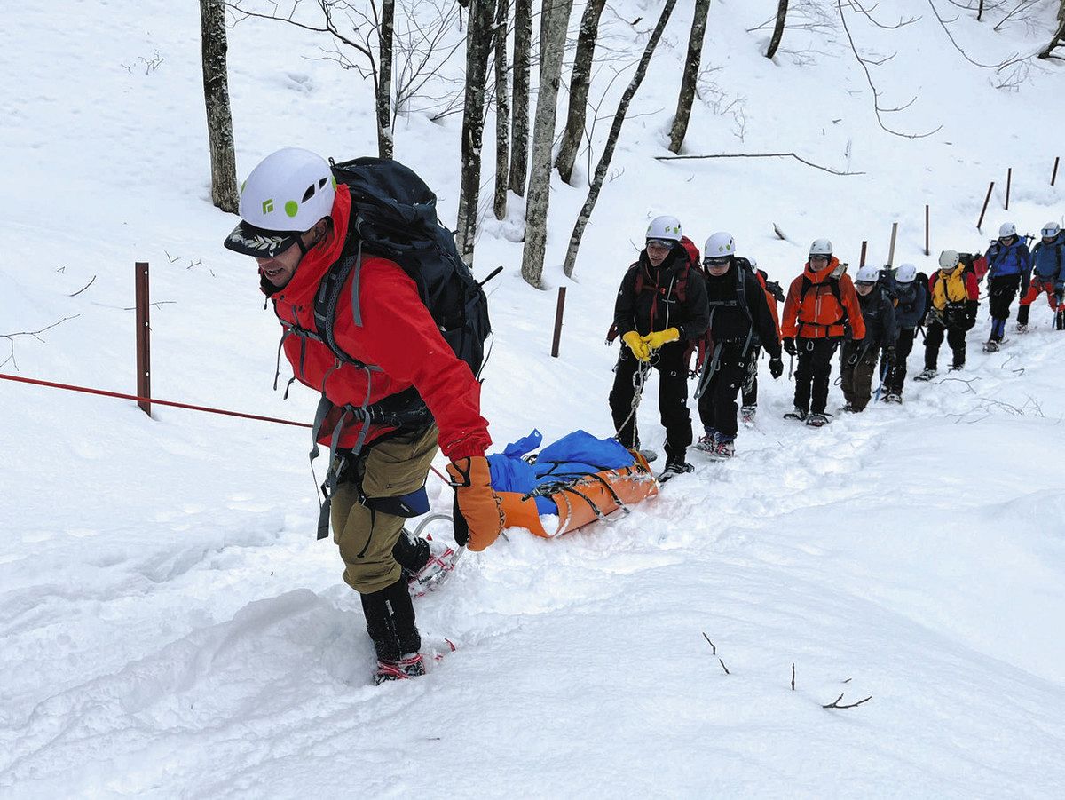 冬山遭難の捜索や救助を訓練 高山・穂高平で県警山岳警備隊と消防本部