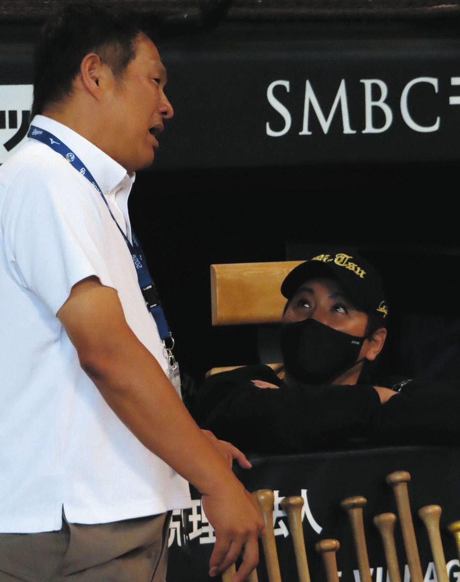 春季キャンプで臨時コーチを務めた山崎武司さん（左）と談笑する日本ハム・新庄監督