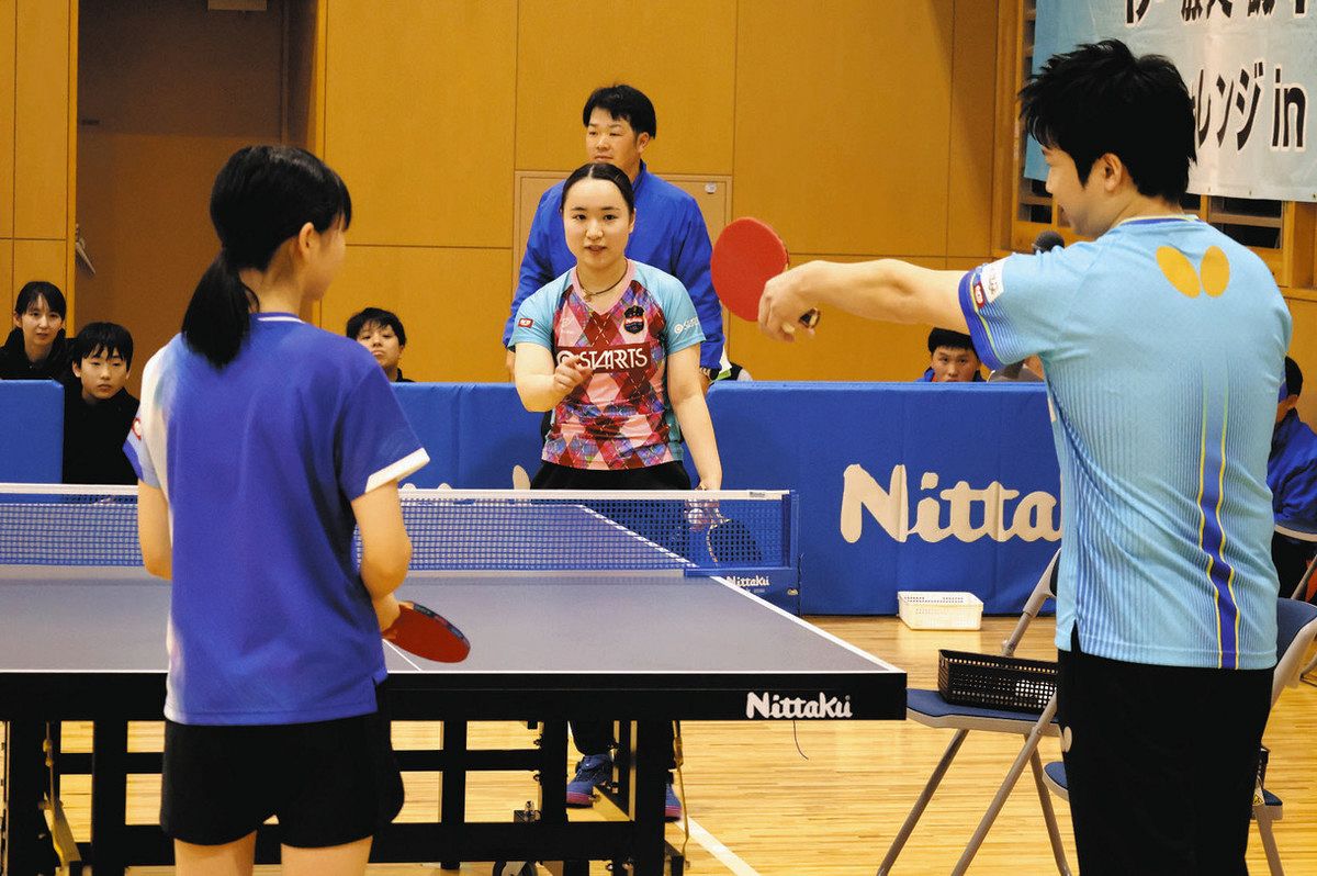 東京五輪ペアが学生に指南 千曲で伊藤美誠選手と水谷隼さんが卓球交流