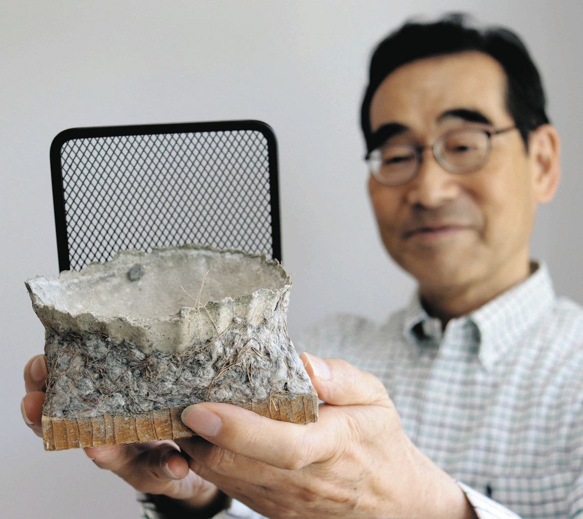 紙粉からツバメ人工巣「戻ってきてね」 新聞紙の印刷過程を活用、野鳥