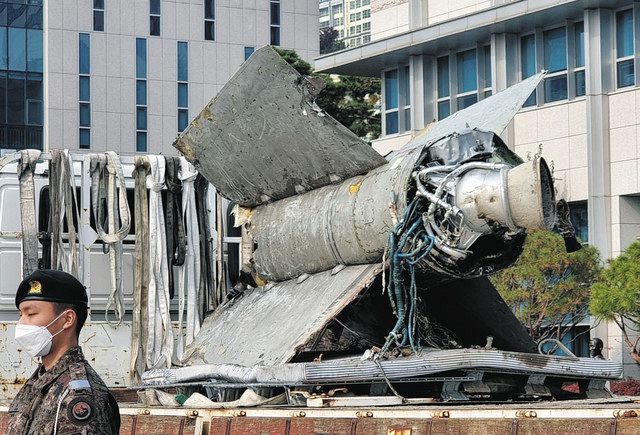 ９日、ソウルの韓国国防省で公開された北朝鮮のミサイルの残骸＝朴宰亨撮影
