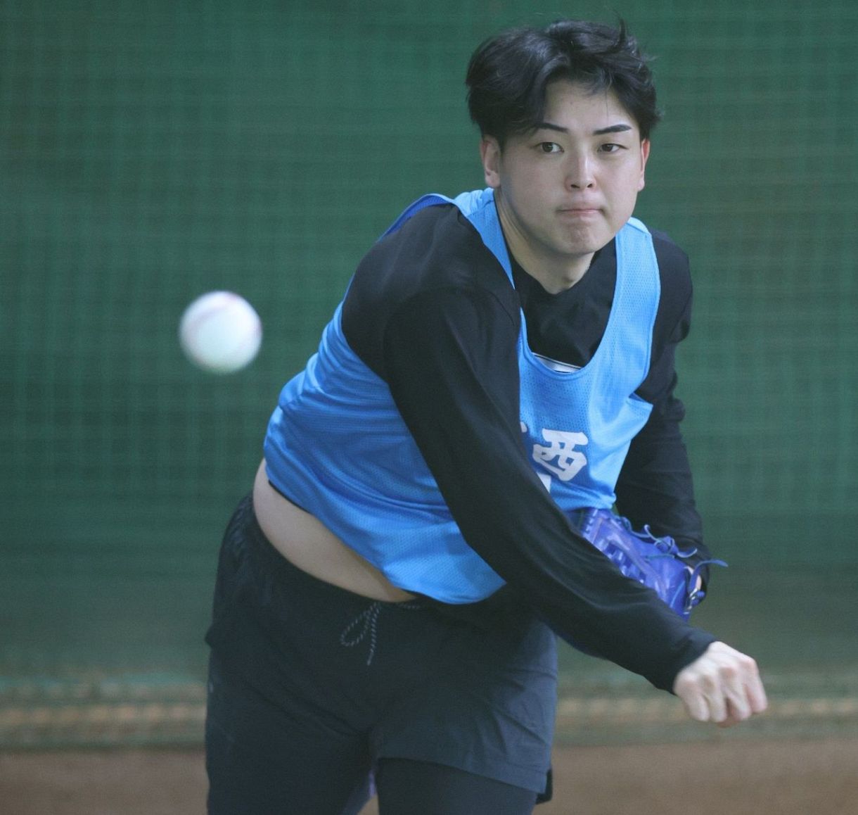 中日1位・中西聖輝、プロ初のブルペン投球 捕手を立たせ、力強く20球