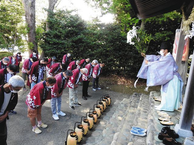 氏子をはらい清める神官＝磐田市元天神町で 