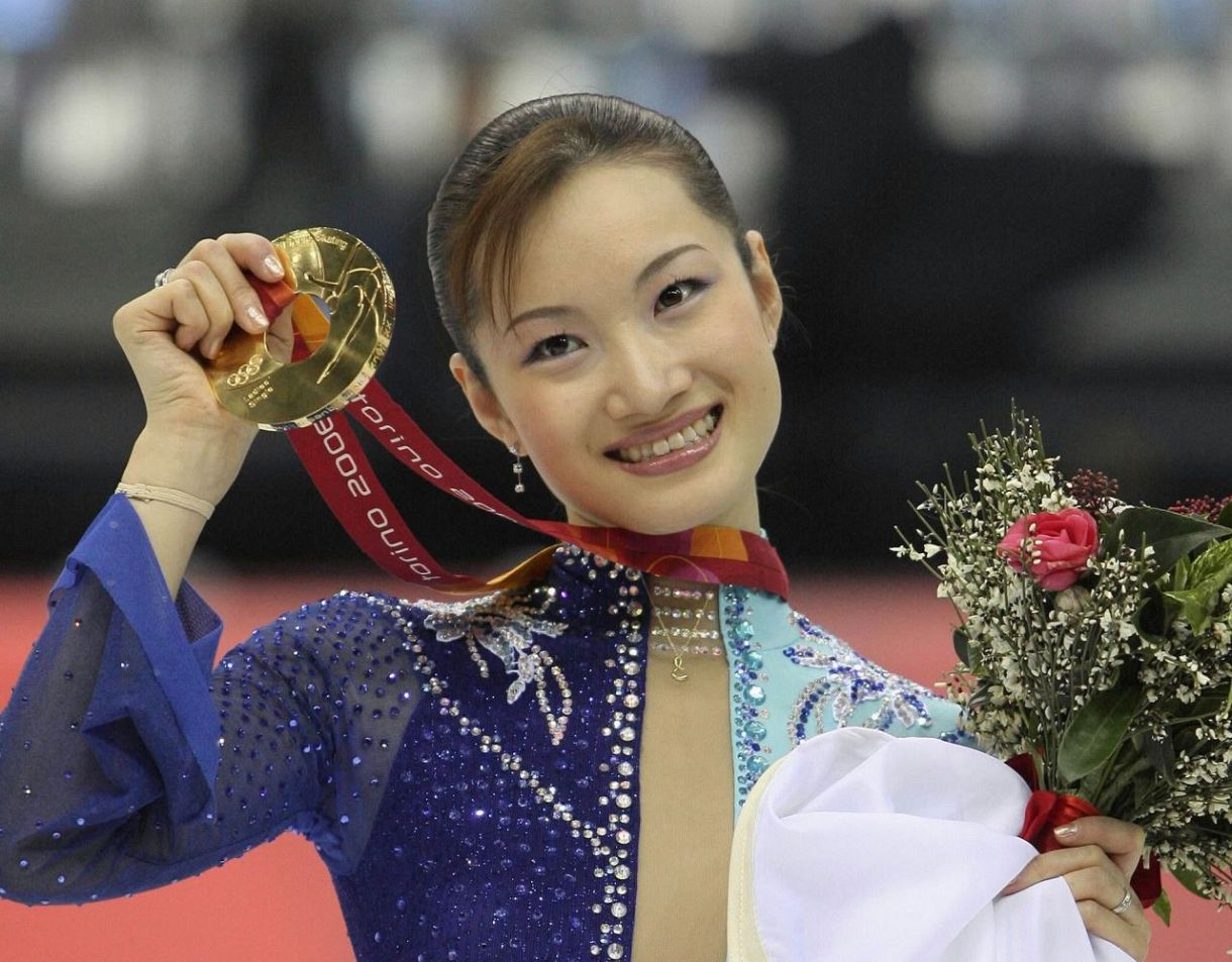 ◇荒川静香さん、トリノ五輪で金メダルを獲得し笑顔、本田望結と