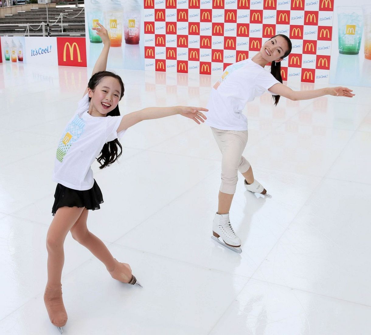 ◇荒川静香さん、トリノ五輪で金メダルを獲得し笑顔、本田望結と