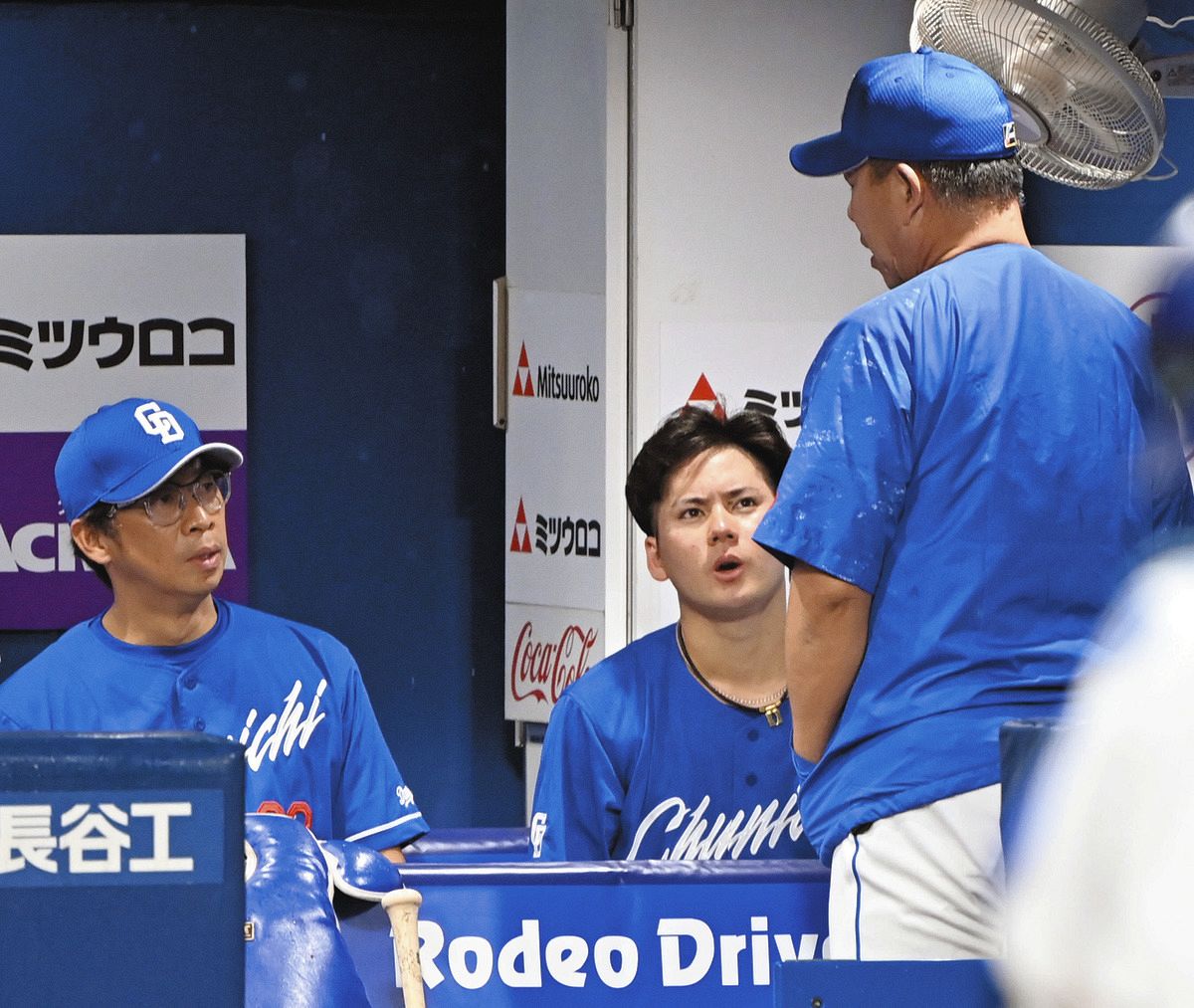 中日・井上監督、ルーキー金丸と「きょうは初勝利の記念写真撮れるん
