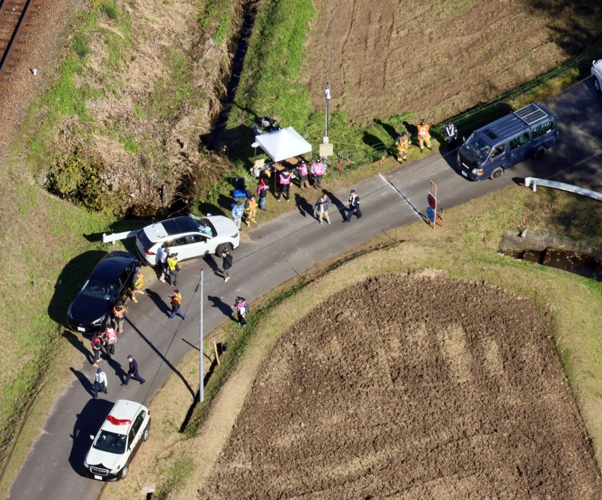 世界ラリー選手権のコース上に一般車両（右上）が侵入した現場 ＝11月23日、岐阜県恵那市山岡町で