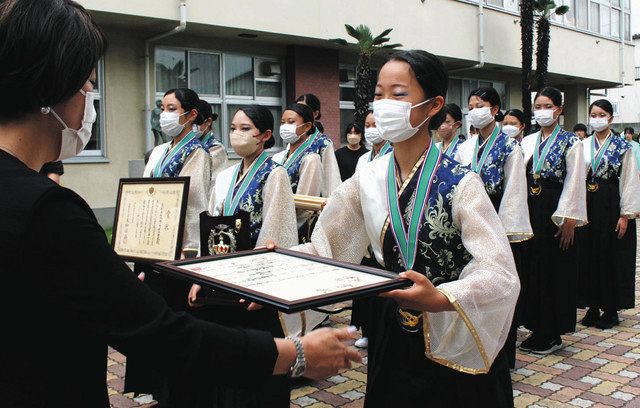 書道甲子園」史上初の3連覇称える 松本蟻ケ崎高で報告会：中日新聞Web