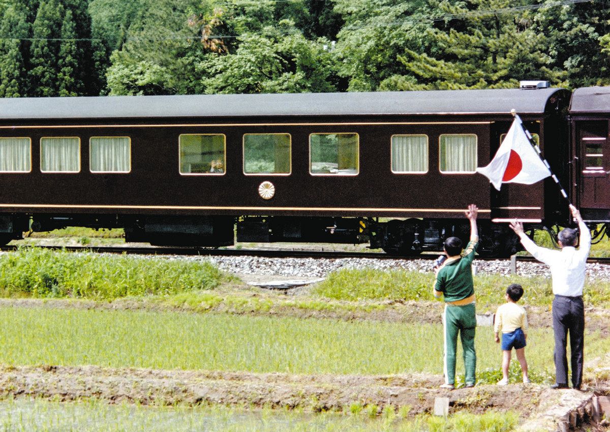 彩りの記憶 北陸の鉄路 西脇恵さん撮影】国旗振り お出迎え （11）昭和